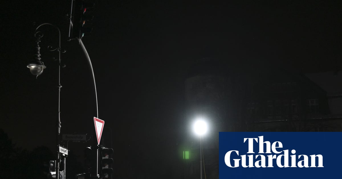 Berlin mayor faces calls to resign after playing tennis during city blackout | Germany