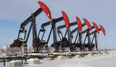 Suncor, CNQ, Cenovus drop, while U.S. oil producers surge after Venezuela strike