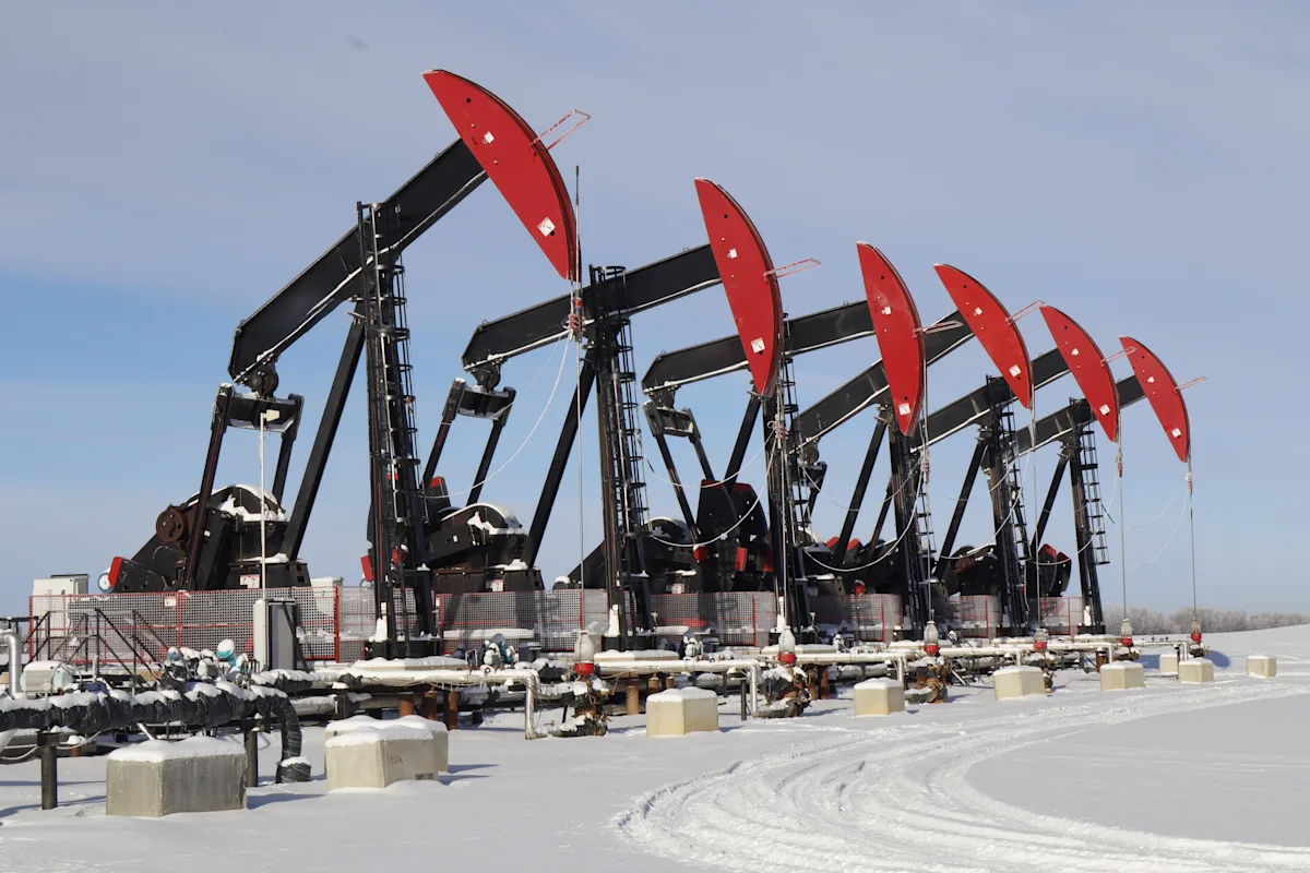 Suncor, CNQ, Cenovus drop, while U.S. oil producers surge after Venezuela strike