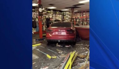 Driver of stolen car crashes into Lightning’s Boxing Club in Oakland – NBC Bay Area