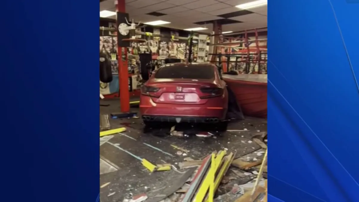 Driver of stolen car crashes into Lightning’s Boxing Club in Oakland – NBC Bay Area