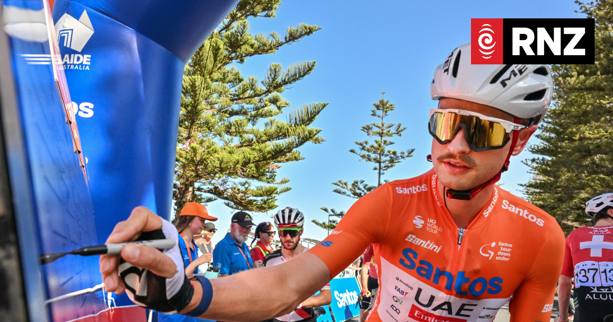 Cyclist Jay Vine recovers from kangaroo collision to win Tour