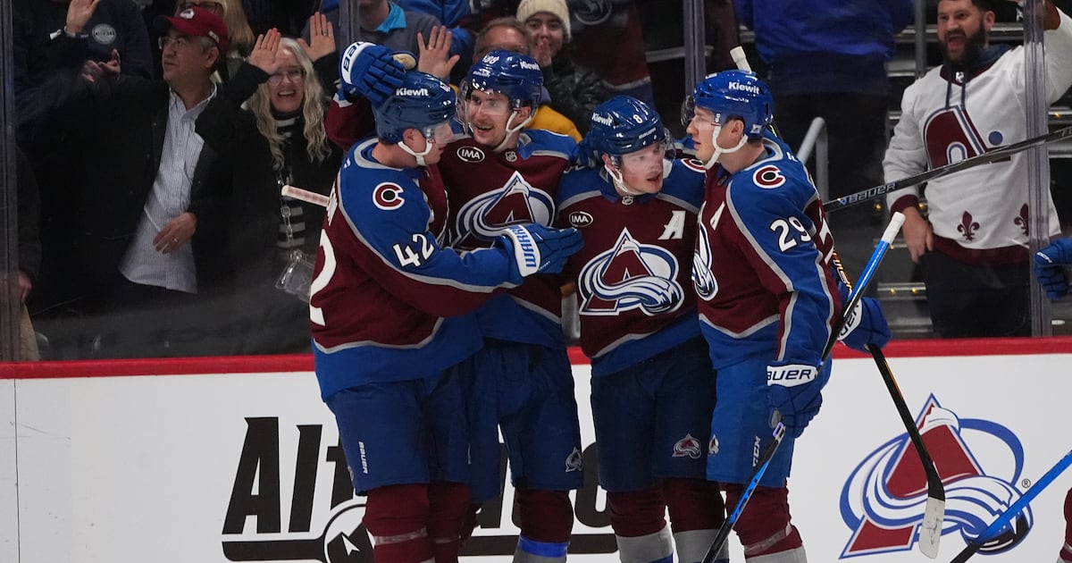 Colorado Avalanche score eight, send struggling Ottawa Senators to third straight loss