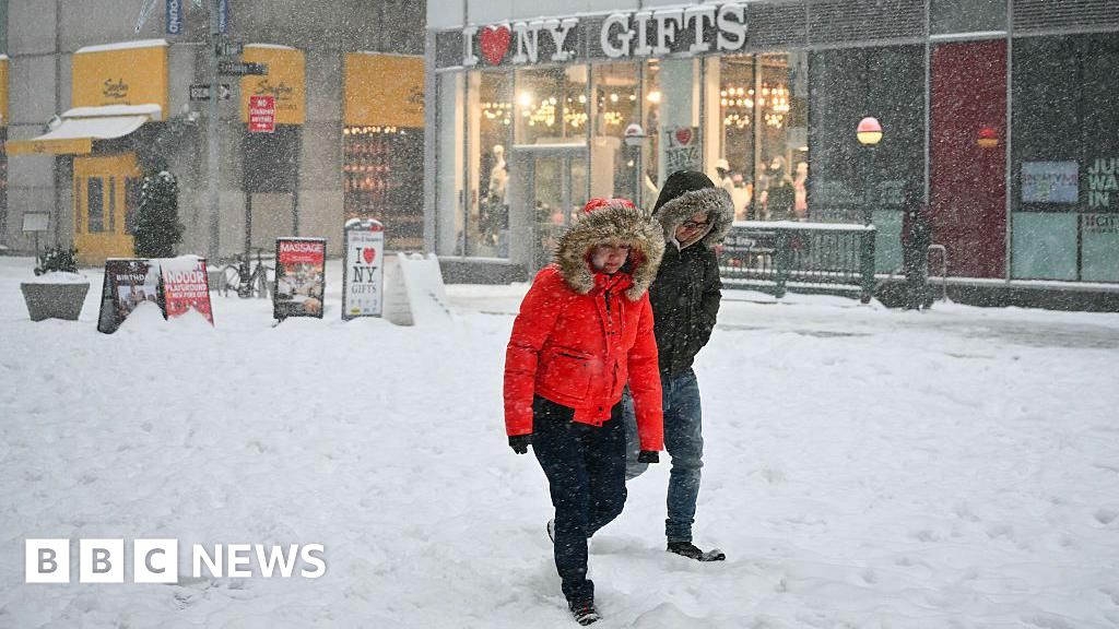 Hundreds of thousands without power as winter storm hits US