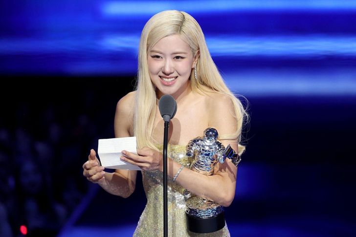 BLACKPINK's Rosé delivers her acceptance speech for the Song of the Year award for 'APT.' at the 2025 MTV Video Music Awards at UBS Arena in Elmont, N.Y., Sept. 7, 2025. Reuters-Yonhap