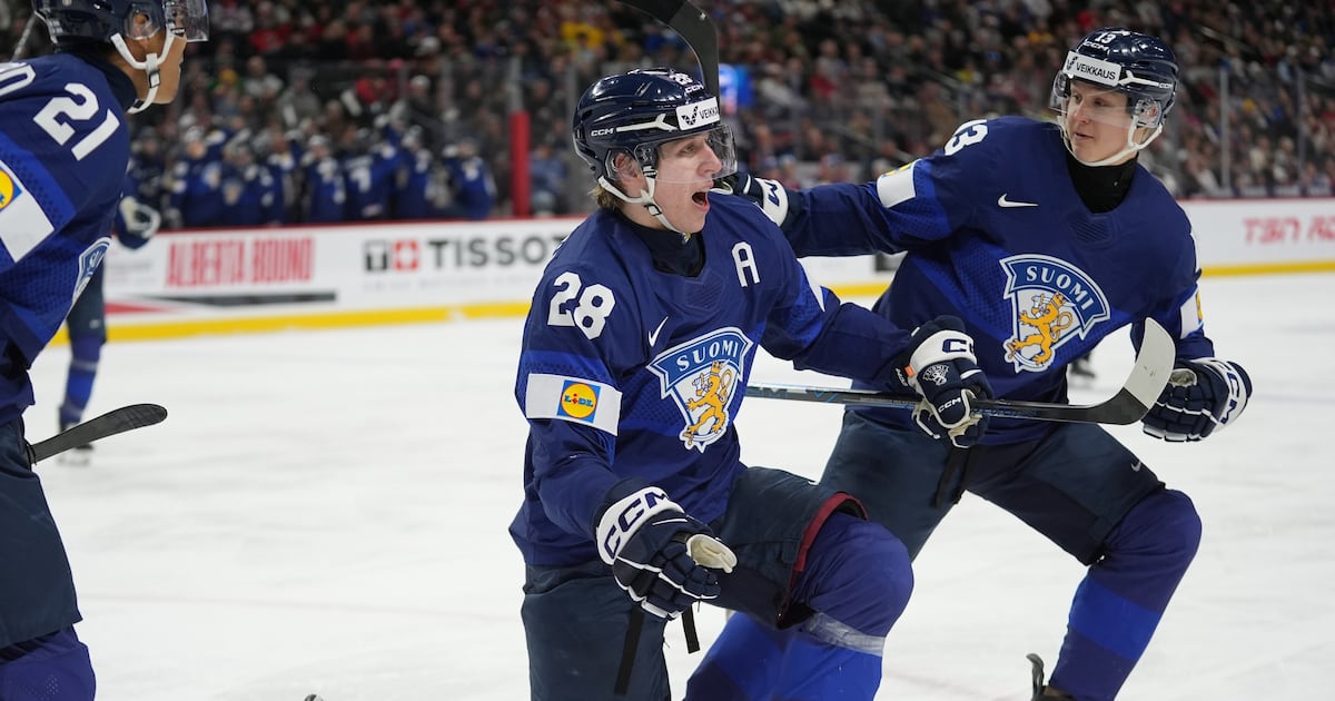 Finland upsets defending-champion USA in quarters at WJC