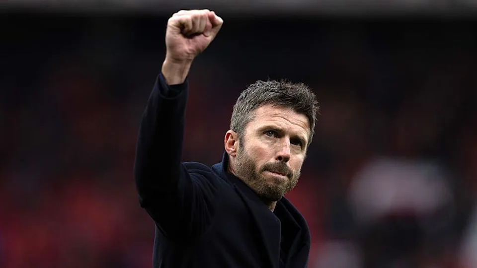 Michael Carrick holds up fist as he celebrates win