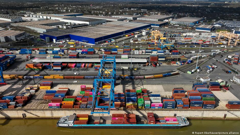 Germany news: Economy narrowly avoids 3rd year of recession - dw.com