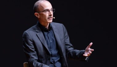 'Sapiens' Author Harari Says AI Will Create 2 Crises for Countries