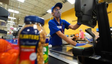 U.S. consumer confidence drops to lowest level since spring of 2014