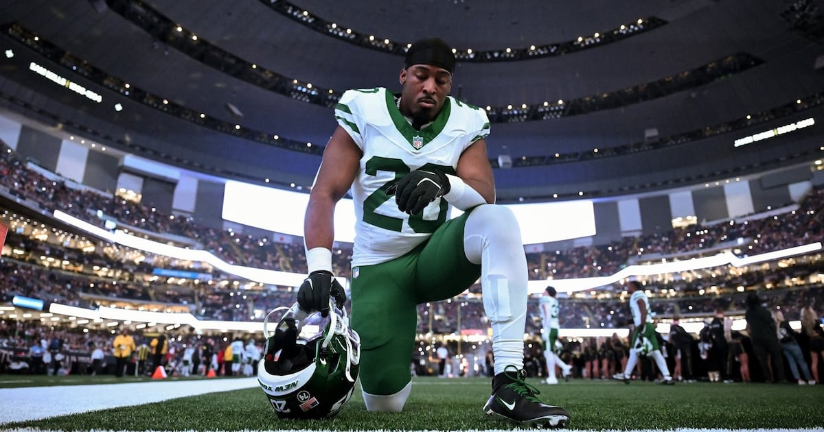 New York Jets' Breece Hall questionable for season finale against Bills, Isaiah Williams voted team MVP