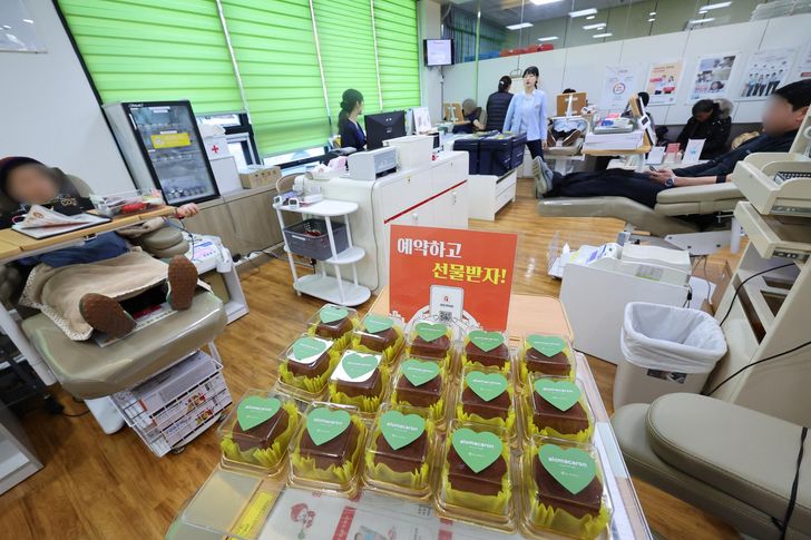 Dubai chewy cookies for blood donors sit out at a blood donation center in Yeonsu District, Incheon, Tuesday. Yonhap 