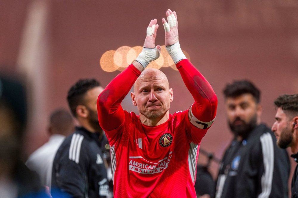 FILE - Atlanta United goalkeeper Brad Guzan applauds the crowd after an MLS soccer match against CF Montréal, Feb. 22, 2025, in Atlanta. (AP Photo/Danny Karnik, File)
