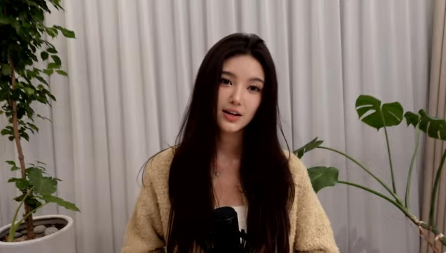 Former NewJeans member Danielle during a livestream on Instagram and YouTube on Jan. 12 [SCREEN CAPTURE]