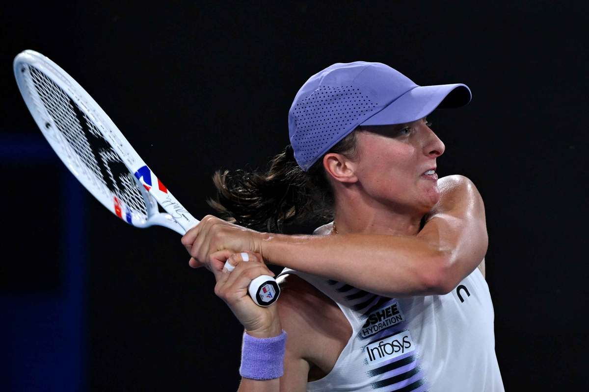 Iga Swiatek survives Kalinskaya onslaught at Australian Open