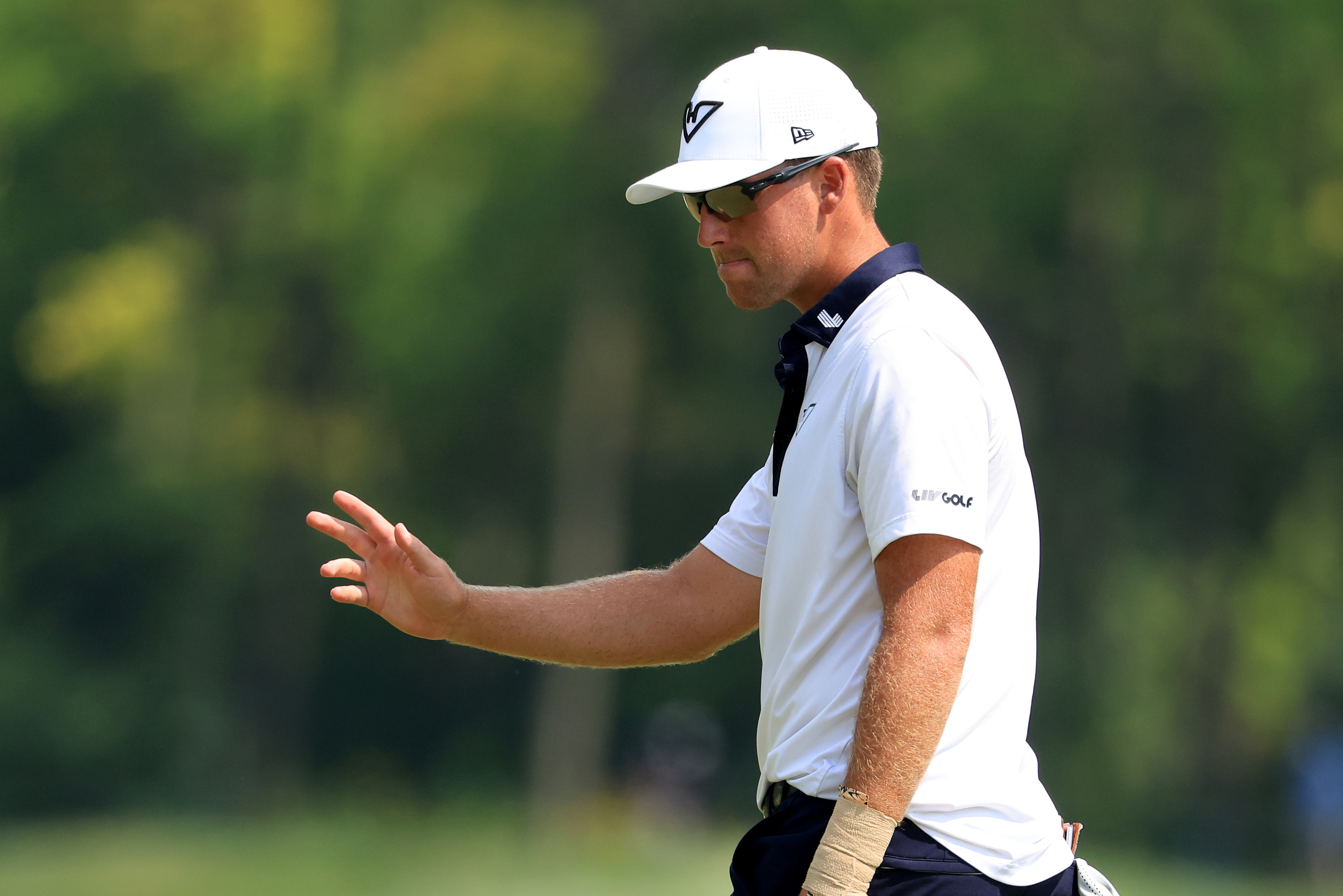 Andy Ogletree waves to the crowd