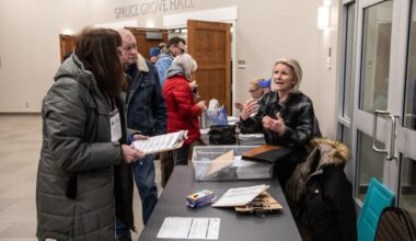 Hundreds line up near Edmonton to endorse referendum on Alberta leaving Canada