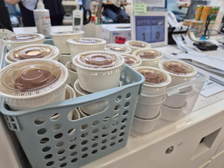 Dubai chewy cookies for blood donors sit at the Gwanghwamun Blood Donation Center in Jongno District, central Seoul, Friday. Korea Times Photo by Park Ung
