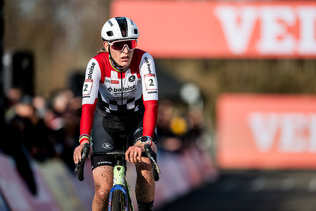 MAASMECHELEN, BELGIUM - JANUARY 24: Lucinda Brand of Netherlands and Team Baloise Verzekeringen - Het Poetsbureau Lions competes during the 4th UCI Cyclo-cross World Cup Maasmechelen 2026 - Women&amp;apos;s Elite on January 24, 2026 in Maasmechelen, Belgium. (Photo by Billy Ceusters/Getty Images)