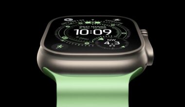 A smartwatch with a green band displays a GPS navigation interface, showing the time as 10:09, the direction NW, altitude 4.3 ft, and satellite connectivity, on a black background.