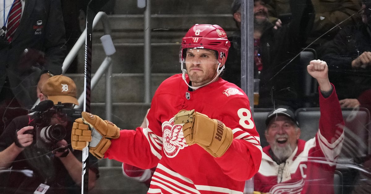 Detroit Red Wings sign D Ben Chiarot to three-year extension