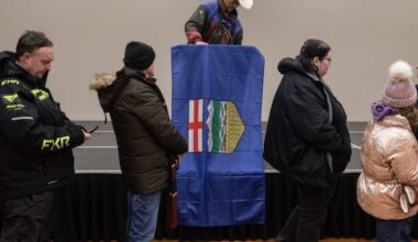 Hundreds line up to endorse referendum on Alberta leaving Canada