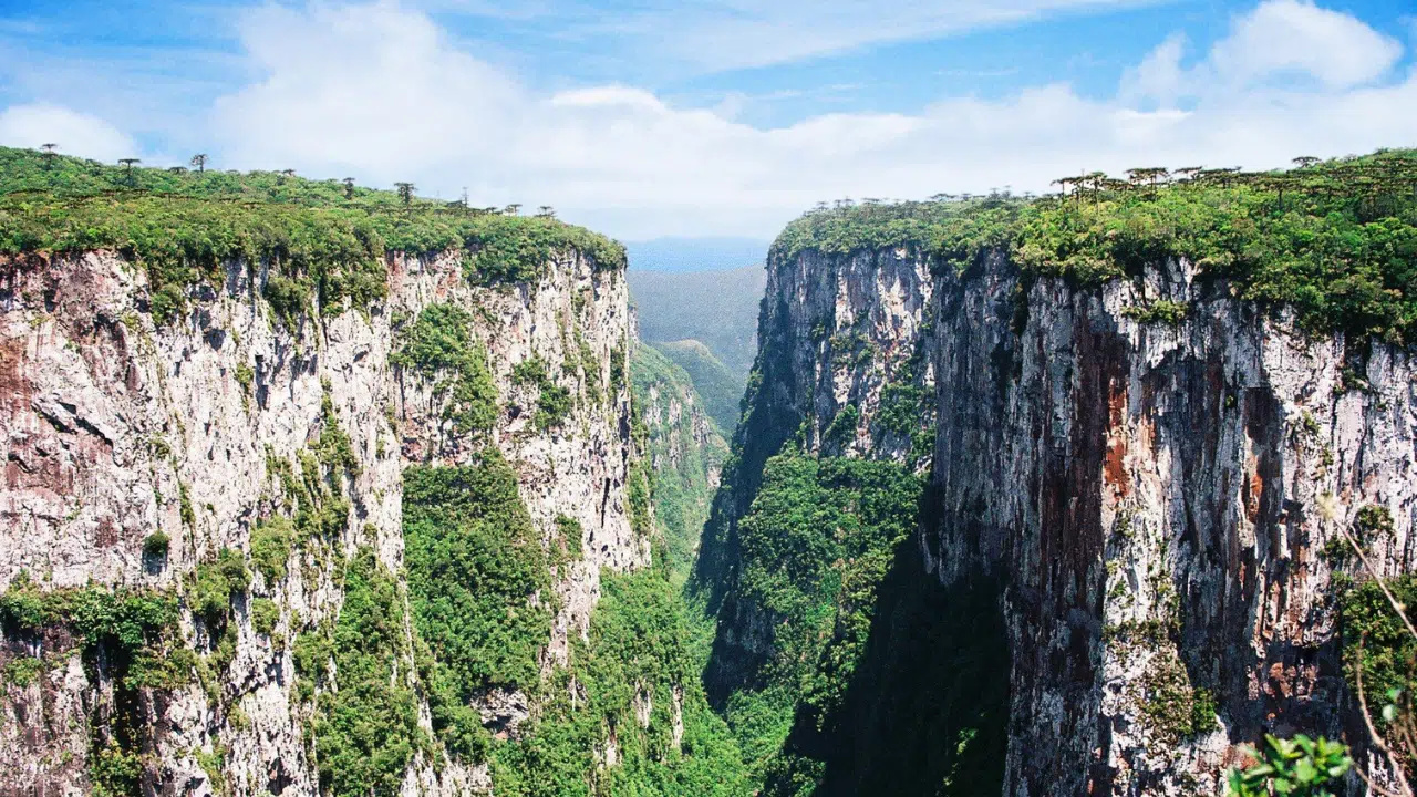 With thermometers that have already registered -7°C and canyons comparable to Nordic fjords, a Brazilian city is being called the "Brazilian Norway" due to its cold, silence, and monumental landscapes.