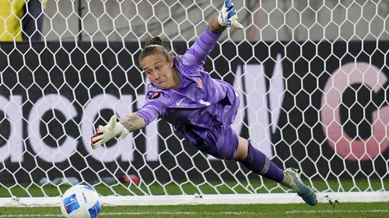 Canadian 'keeper Kailen Sheridan signs two-year deal with NWSL's Courage