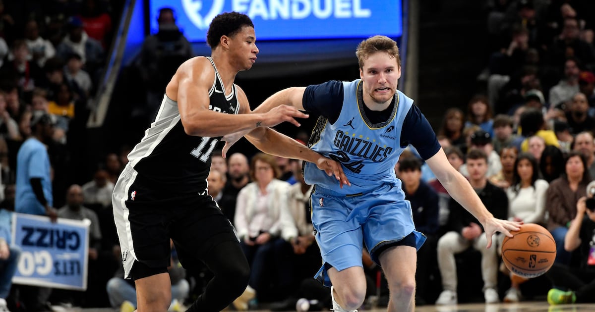 Cam Spencer scores final five points to give Grizzlies win over Spurs
