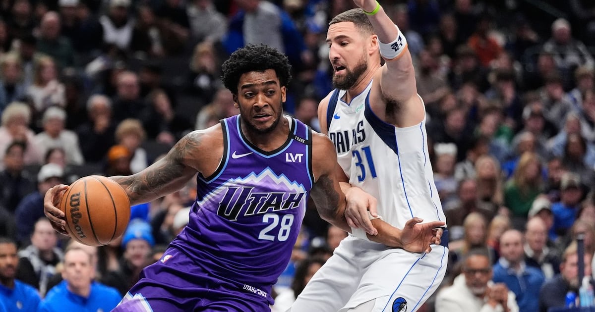 Klay Thompson scores 23 points, including 17,000th of his career, as Dallas Mavericks beat Utah Jazz