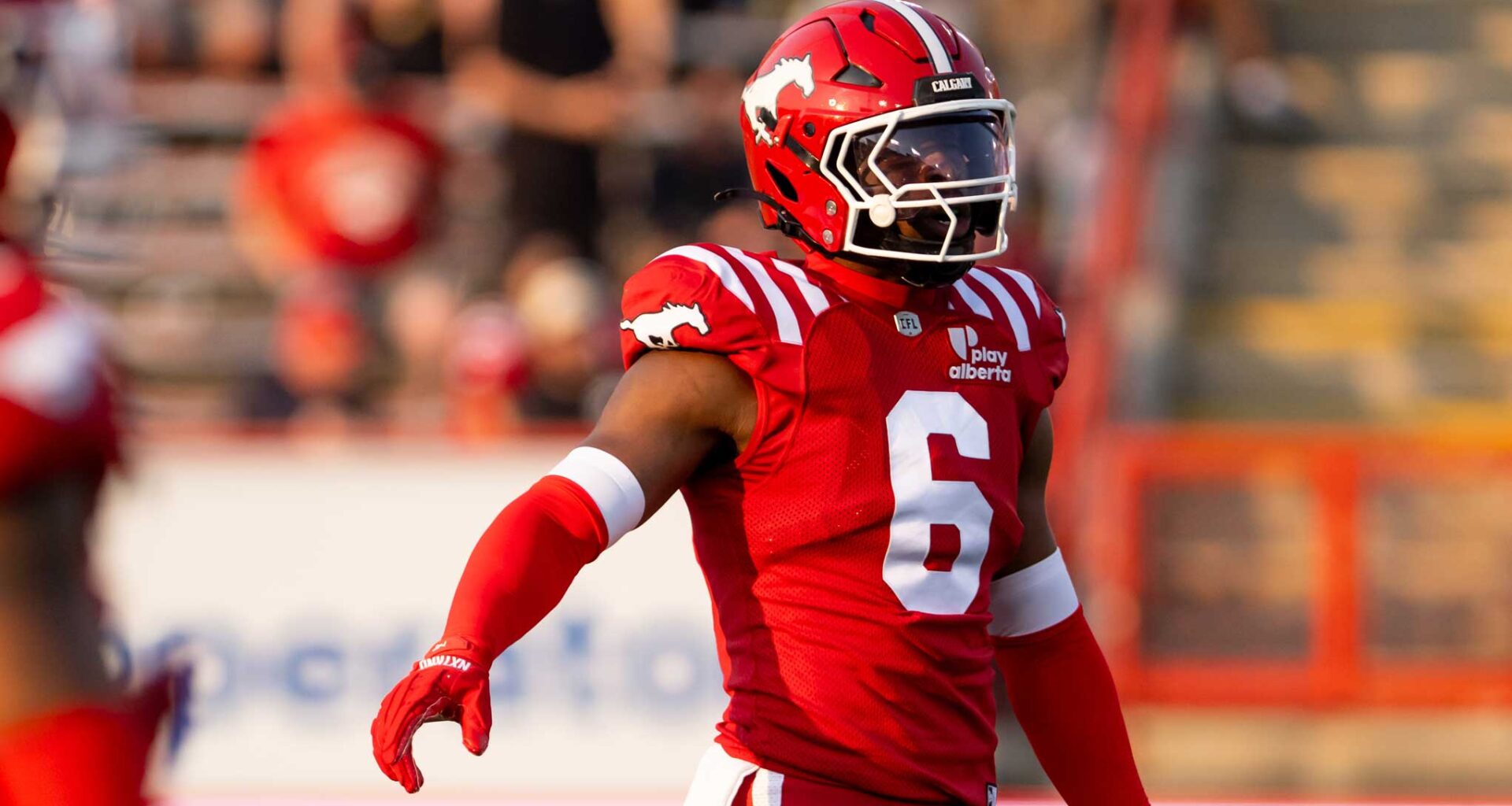 Stamps extend Derrick Moncrief; sign three