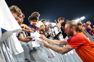 Soccer player signing jersey for fans (© Howard Smith/ISI Photos/USSF/Getty Images)
