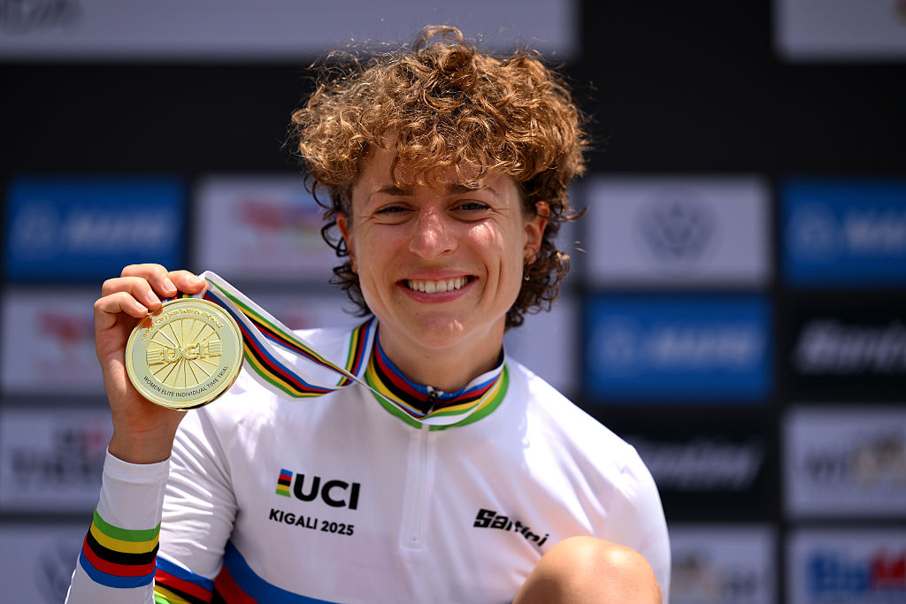 KIGALI, RWANDA - SEPTEMBER 21: Gold medalist Marlen Reusser of Team Switzerland celebrates winning during the medal ceremony after the 98th UCI Cycling World Championships Kigali 2025 - Women Elite Individual Time Trial a 31.2km race from Kigali to Kigali on September 21, 2025 in Kigali, Rwanda. (Photo by David Ramos/Getty Images)