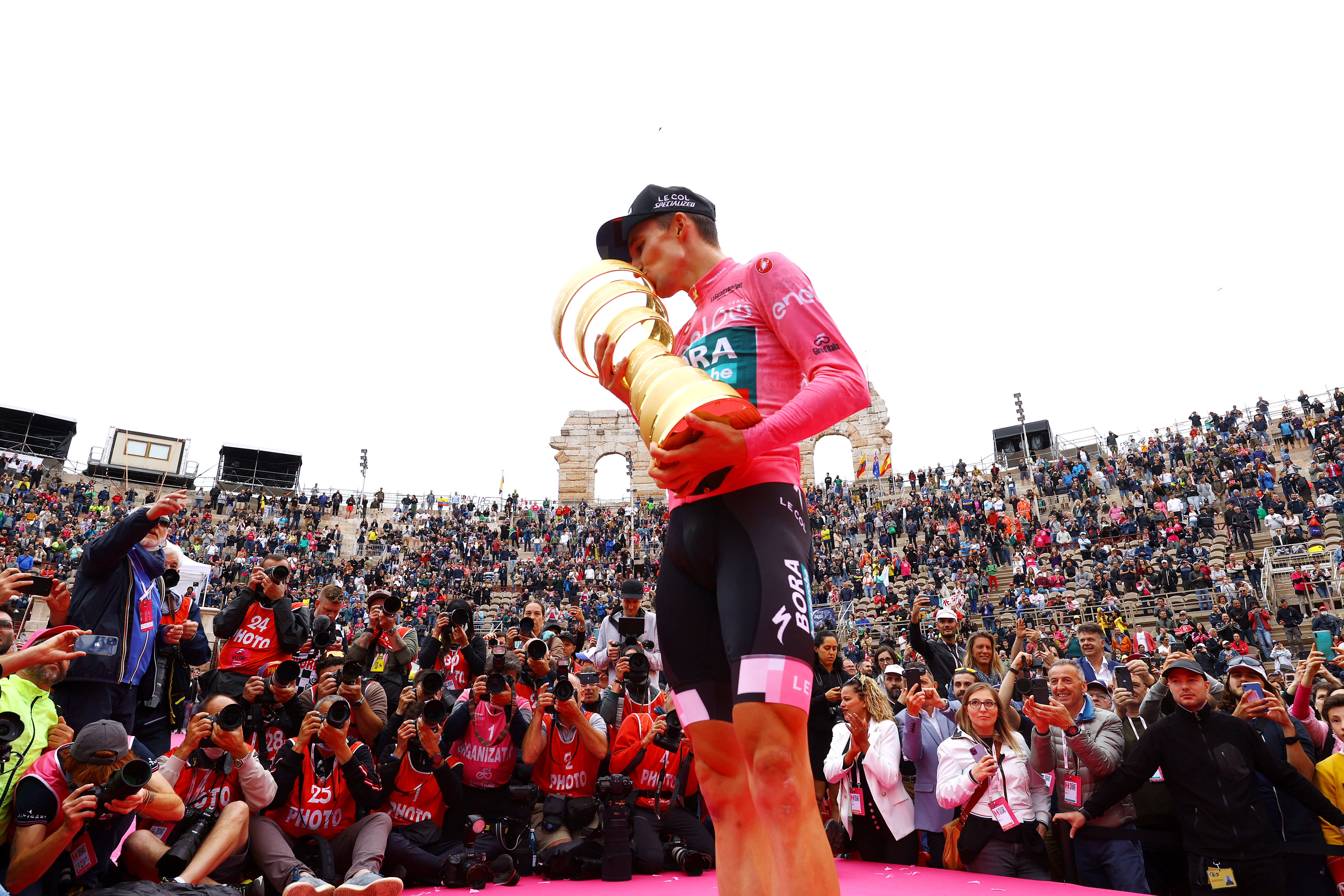 VERONA, ITALY - MAY 29: Jai Hindley of Australia and Team Bora - Hansgrohe Pink Leader Jersey celebrates at podium with the Trofeo Senza Fine as overall race winner during the 105th Giro d'Italia 2022, Stage 21 a 17,4km individual time trial stage from Verona to Verona / ITT / #Giro / #WorldTour / on May 29, 2022 in Verona, Italy. (Photo by Michael Steele/Getty Images)
