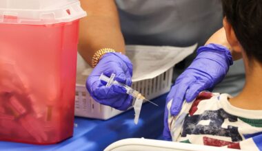 Doctors ignore new U.S. federal vaccine recommendations to stick with science - CTV News