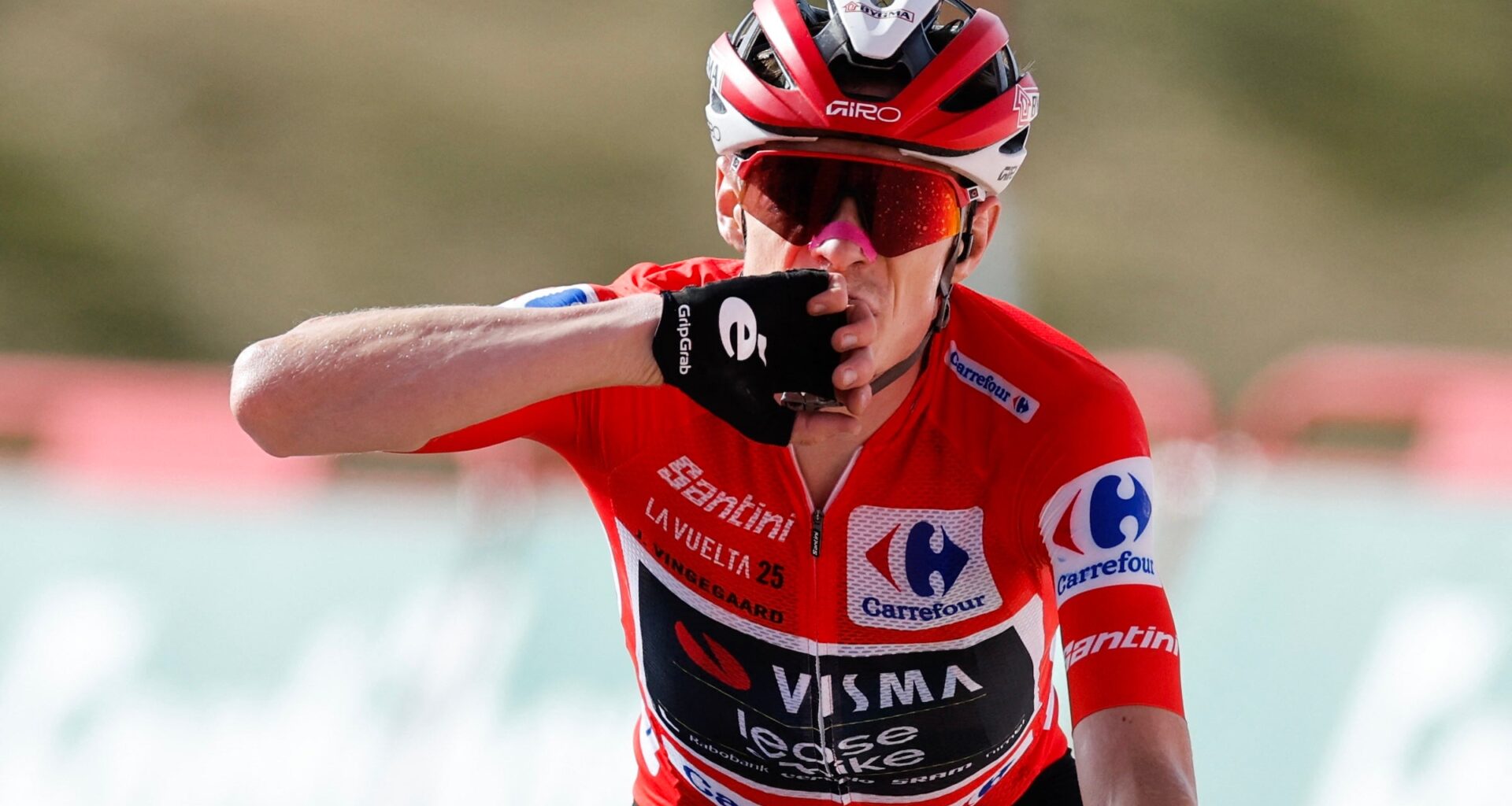 Jonas Vingegaard celebrates winning the 20th stage of the Vuelta a Espana 2025 (Photo: Oscar Del Pozo / AFP)