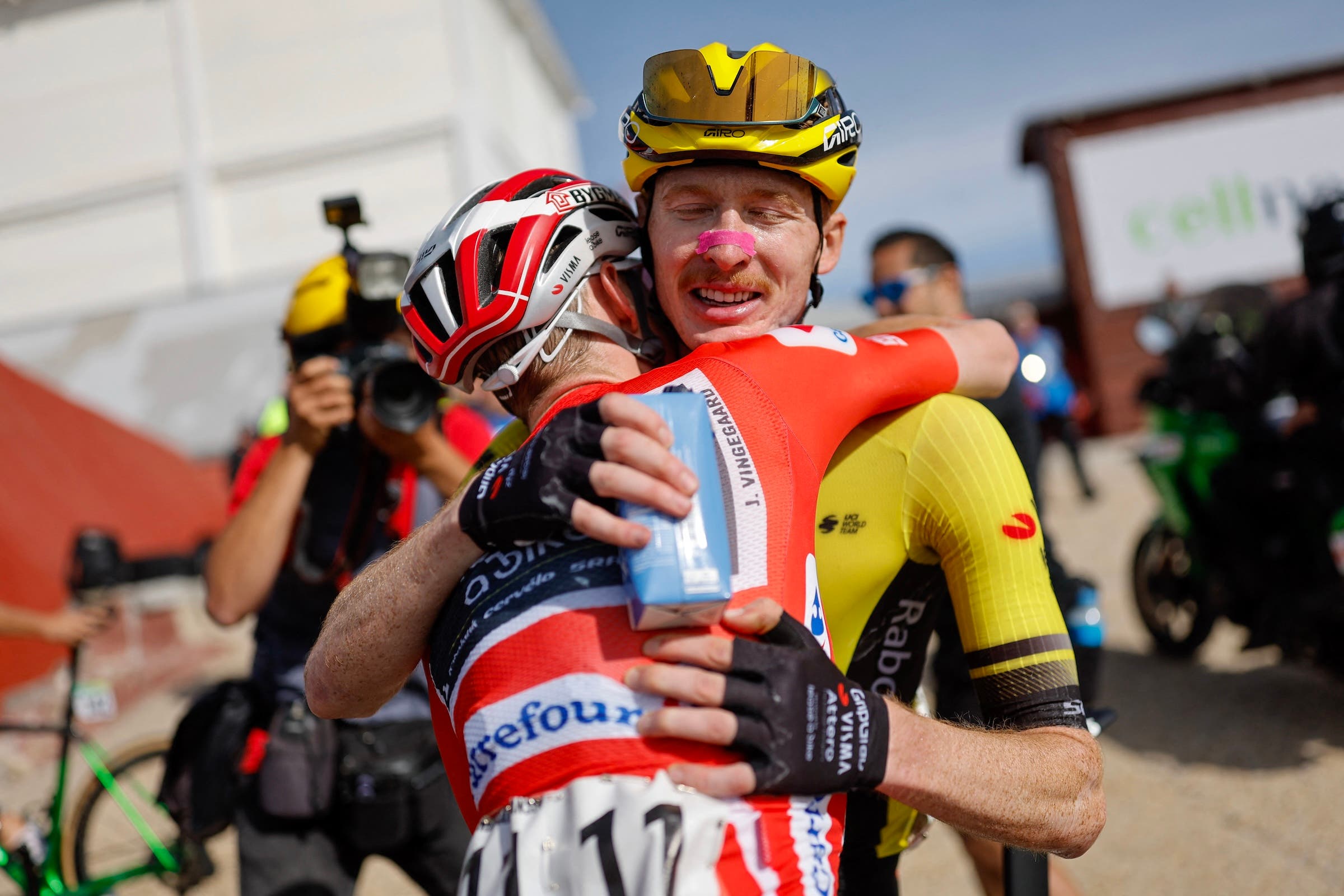 US rider Matteo Jorgenson congratulates his teammate Jonas Vingegaard at last year's Vuelta (Photo: Oscar Del Pozo / AFP)