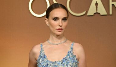 Natalie Portman Stuns Going Makeup-Free in Plunging Navy Blue Swimsuit