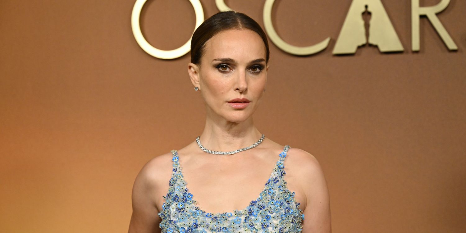Natalie Portman Stuns Going Makeup-Free in Plunging Navy Blue Swimsuit