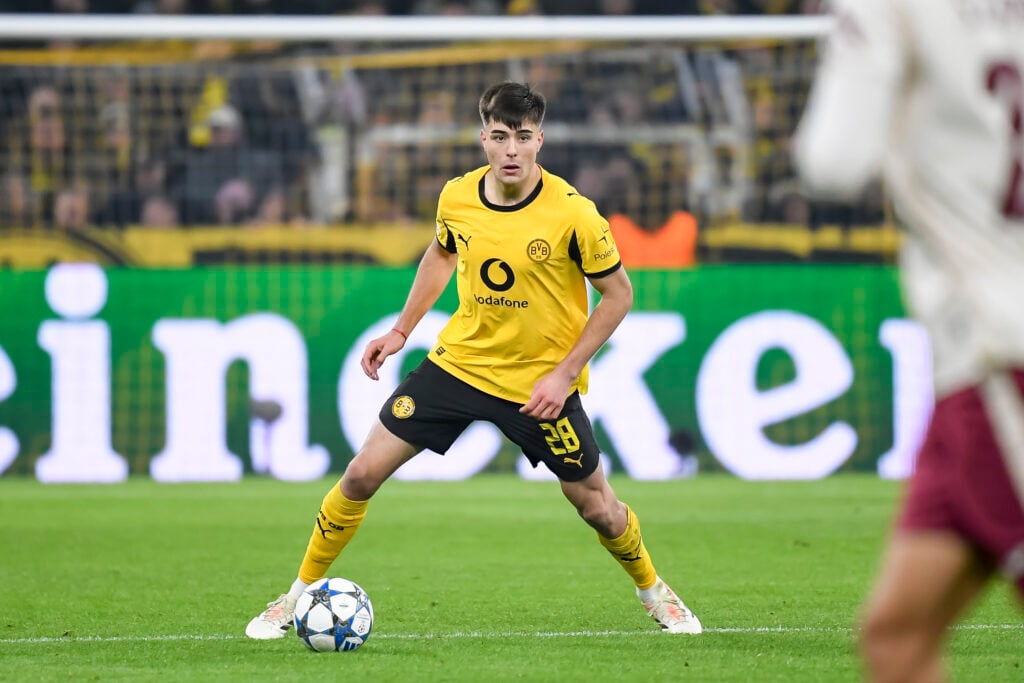 Aaron Anselmino of Borussia Dortmund controls the ball