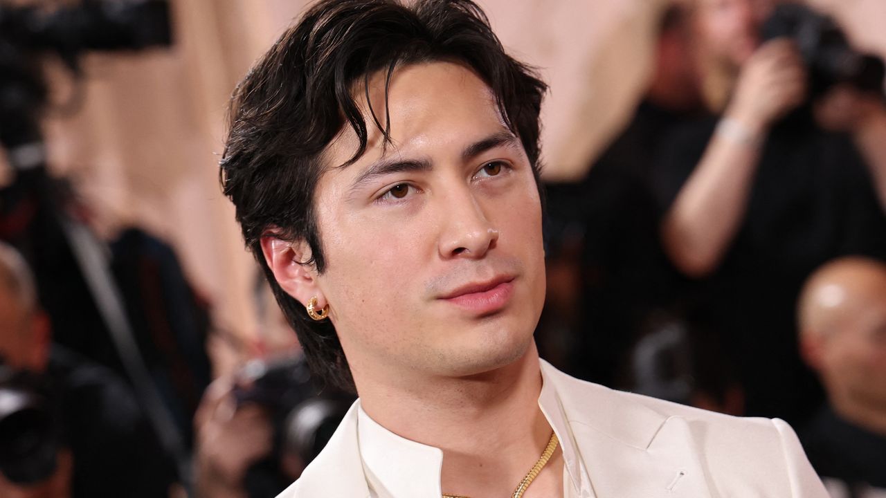 Hudson Williams' Makeup Artist Shares His Golden Globes Skin Care Routine