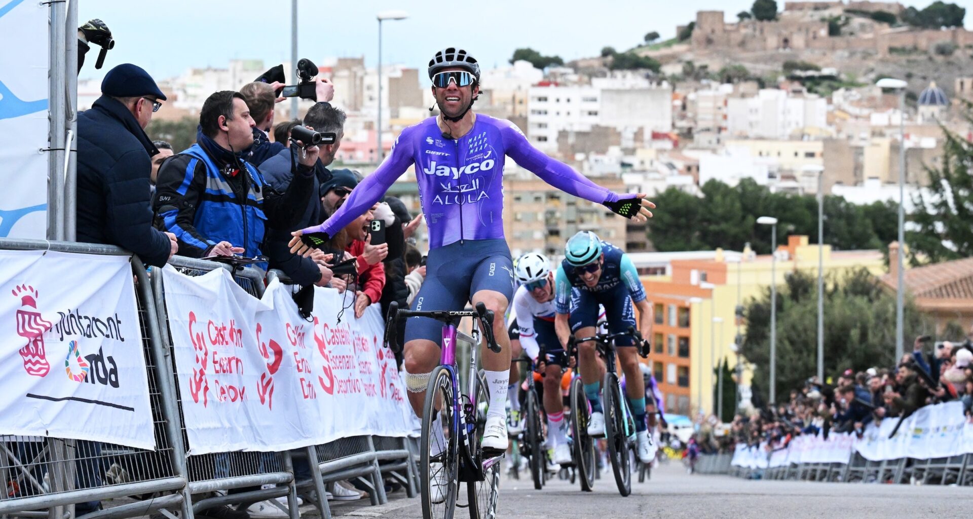 Michael Matthews celebrates at finish line as race winner of the Ruta de la Ceramica - Gran Premio Castellon (Photo: Antonio Baixauli/Getty Images)