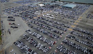 Canada's merchandise trade deficit $2.2B in November: StatCan