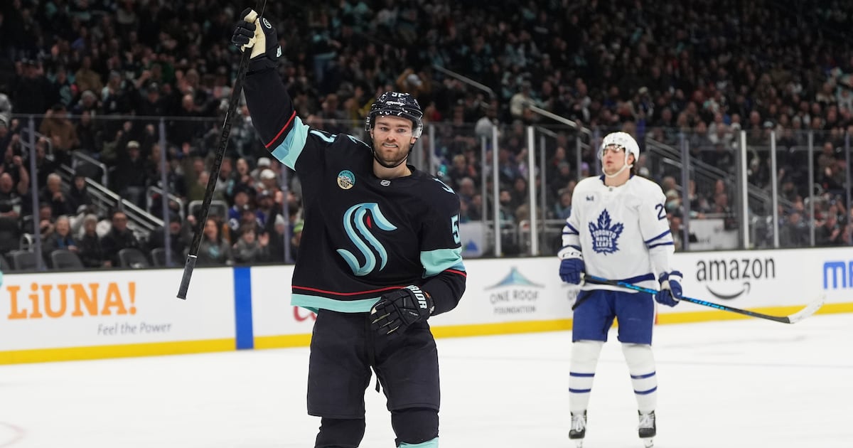Shane Wright scores twice as Seattle Kraken extend win streak to 3 games with win over Toronto Maple Leafs