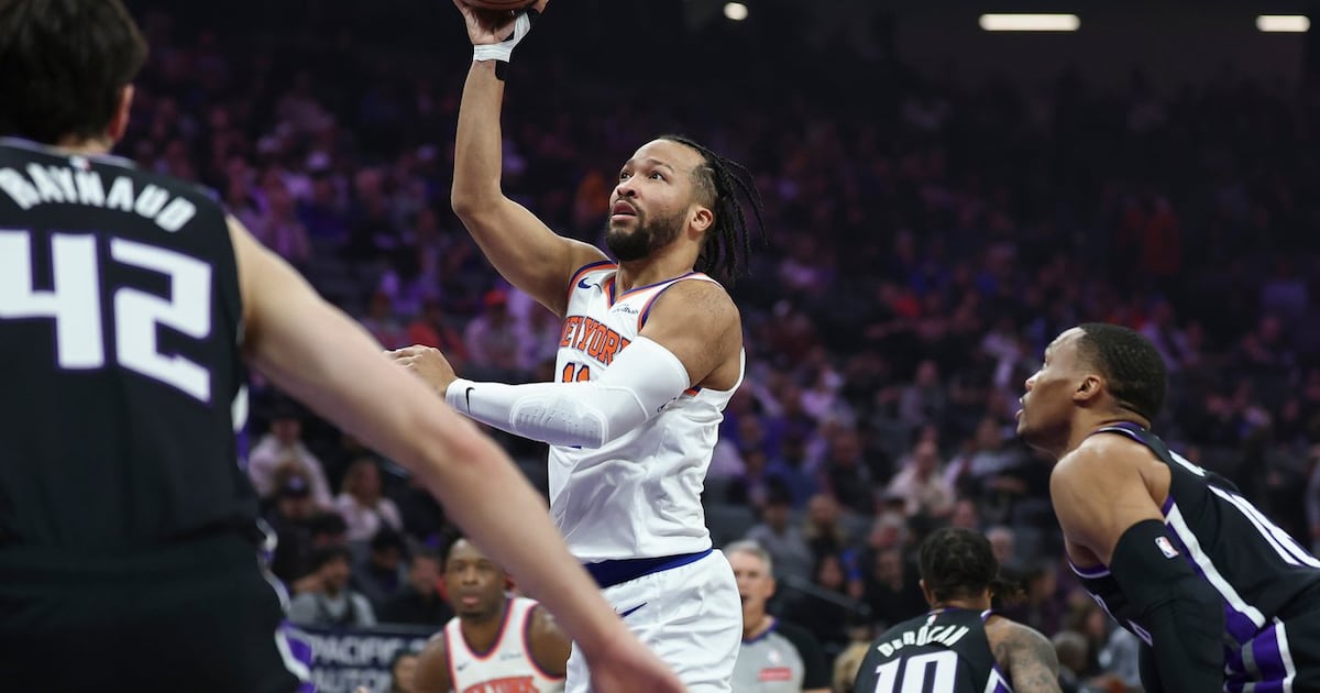 New York Knicks star Jalen Brunson leaves vs. Sacramento Kings after hurting right ankle