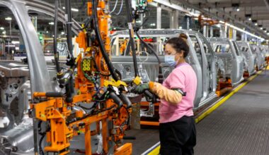 Canadian manufacturing sales decline in November on auto sector weakness