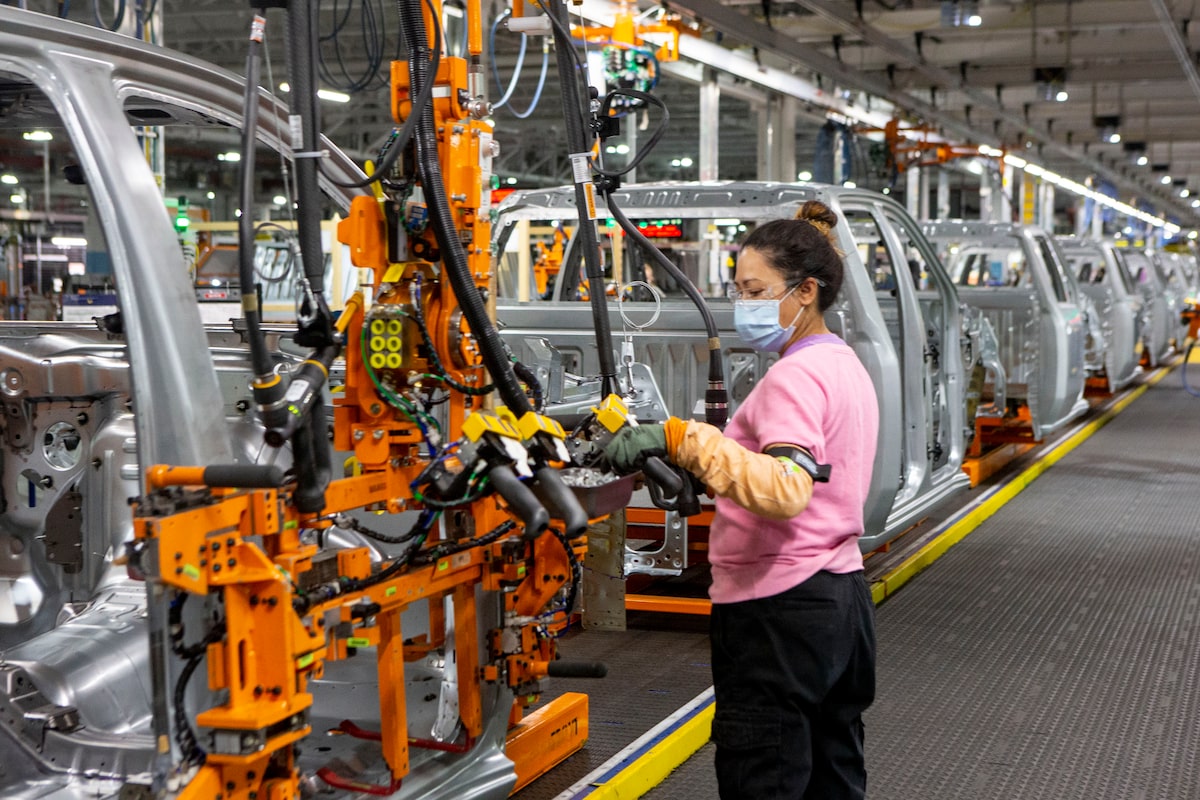 Canadian manufacturing sales decline in November on auto sector weakness