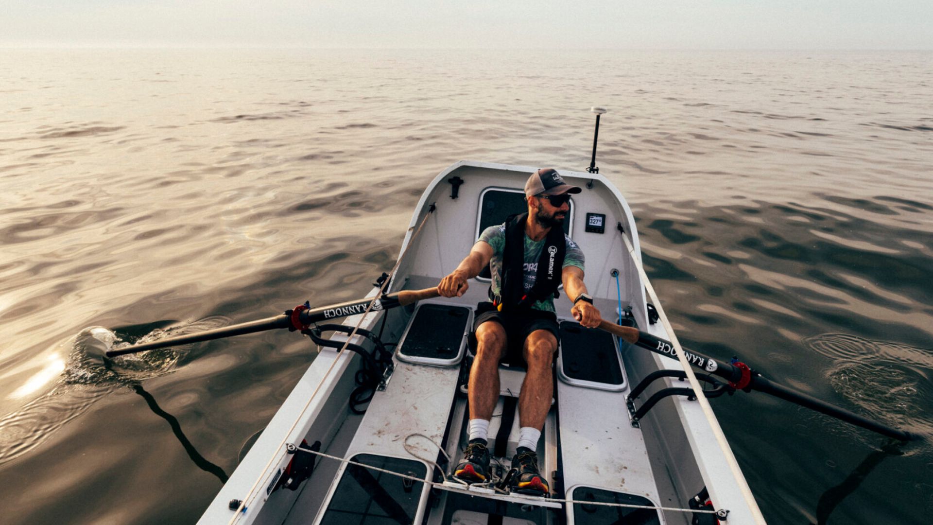 Rower faces 4.800 km alone in the Atlantic, rowing for up to 16 hours a day and sleeping in short blocks in one of the toughest races in the world.