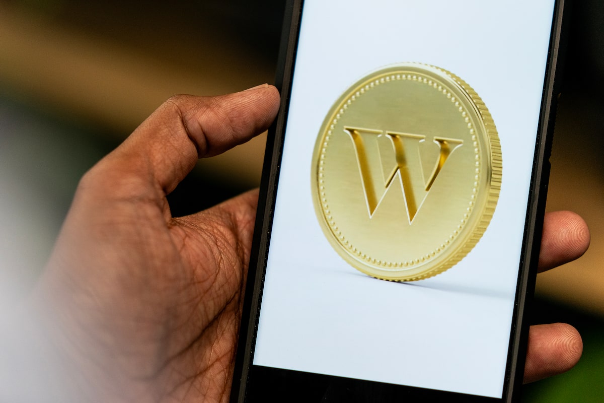 Wealthsimple partners with Canada Post to accept physical cash deposits