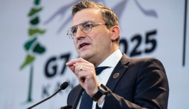 Task force advises Ottawa to regulate chatbots, require labels for AI-generated content